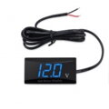 Tenký modrý elektronický voltmeter