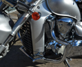 MOTON - Predný padací rám s predkopmi pre motocykle Suzuki VZR 1800R / M109R Boulevard čierny