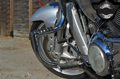 MOTON - Predný padací rám s predkopmi pre motocykle Suzuki VZR 1800R / M109R Boulevard čierny