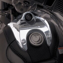 61-104 - Chrómovaný kryt okolo veka nádrže.