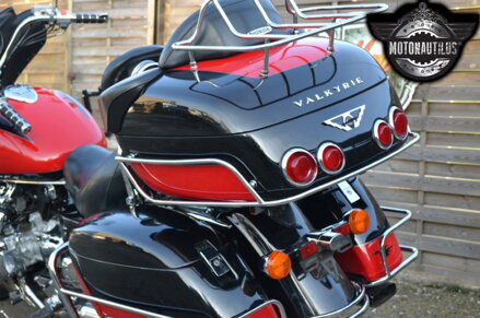 Chrómovaný rám na vrchný kufor