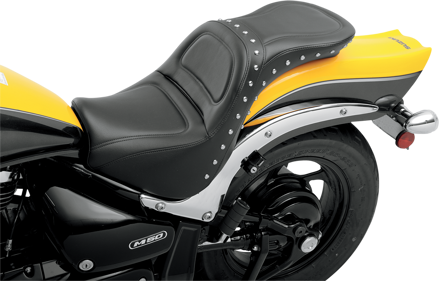 Saddlemen - Dvojosobové vybíjané kožené sedlo pre Suzuki Intruder M800