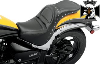 Saddlemen - Dvojosobové vybíjané kožené sedlo pre Suzuki Intruder M800