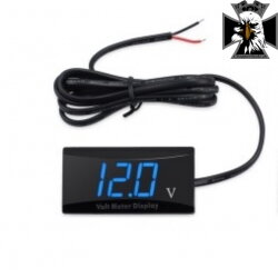 Tenký modrý elektronický voltmeter